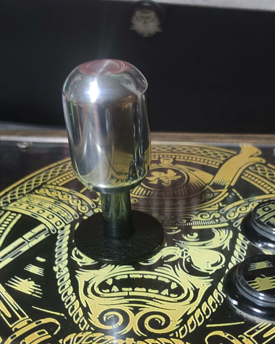 XBattleMonkeyX's tweet photo. Bullet top torneada a mano con aluminio macizo y pulida a espejo, voy a pegarme unas tortas a ver que tal pero ya adelanto que el tacto es flipante.
#arcadestick  #arcade #fightstick #tekken7 #TEKKEN #hitbox https://t.co/0Rl31Vw39T