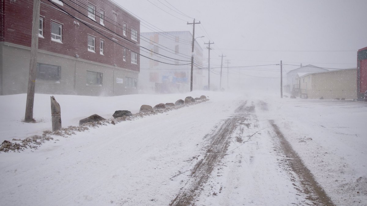 MatisseHarvey's tweet photo. Les rues d'Iqaluit sont calmes aujourd'hui... 🌨️
Environnement Canada a émis un avertissement de blizzard jusqu'à ce soir. Des accumulations totales de 15 à 20 centimètres de neige sont prévues, ainsi que des vents du nord-ouest de 70 km/h avec rafales à 90 km/h. #icign https://t.co/j3AzScbiM5