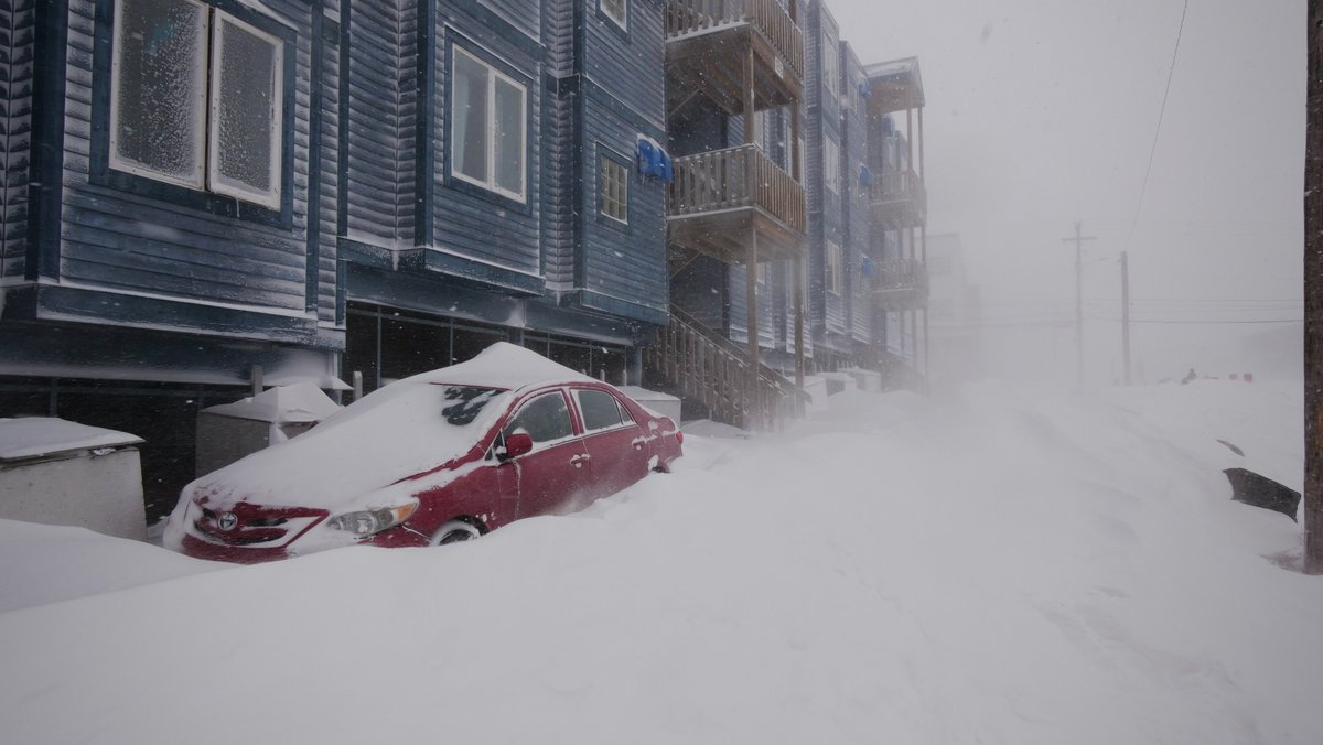 MatisseHarvey's tweet photo. Les rues d'Iqaluit sont calmes aujourd'hui... 🌨️
Environnement Canada a émis un avertissement de blizzard jusqu'à ce soir. Des accumulations totales de 15 à 20 centimètres de neige sont prévues, ainsi que des vents du nord-ouest de 70 km/h avec rafales à 90 km/h. #icign https://t.co/j3AzScbiM5