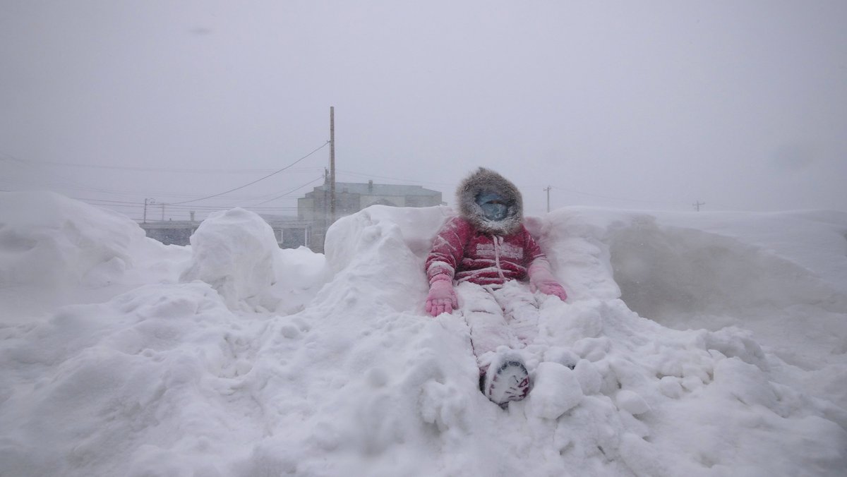 MatisseHarvey's tweet photo. Les rues d'Iqaluit sont calmes aujourd'hui... 🌨️
Environnement Canada a émis un avertissement de blizzard jusqu'à ce soir. Des accumulations totales de 15 à 20 centimètres de neige sont prévues, ainsi que des vents du nord-ouest de 70 km/h avec rafales à 90 km/h. #icign https://t.co/j3AzScbiM5