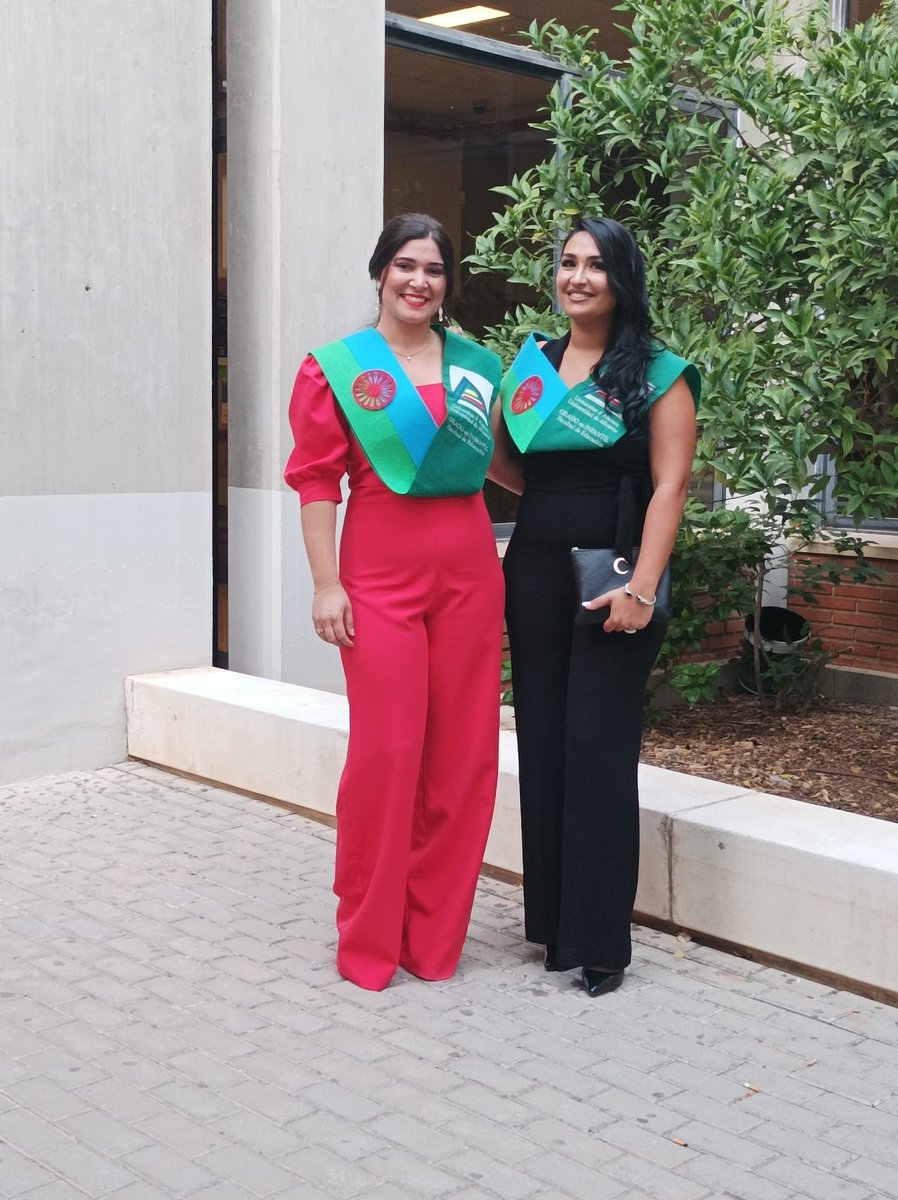 Enhorabuena Plácida y Carmen, egresados del grado de Magisterio Infantil de la Universidad de Alicante. Mujeres gitanas rompiendo estereotipos! La Cátedra de Cultura Gitana se enorgullece de vuestro éxito <a href="/UA_Universidad/">Universidad de Alicante UA</a> @GVAinclusio