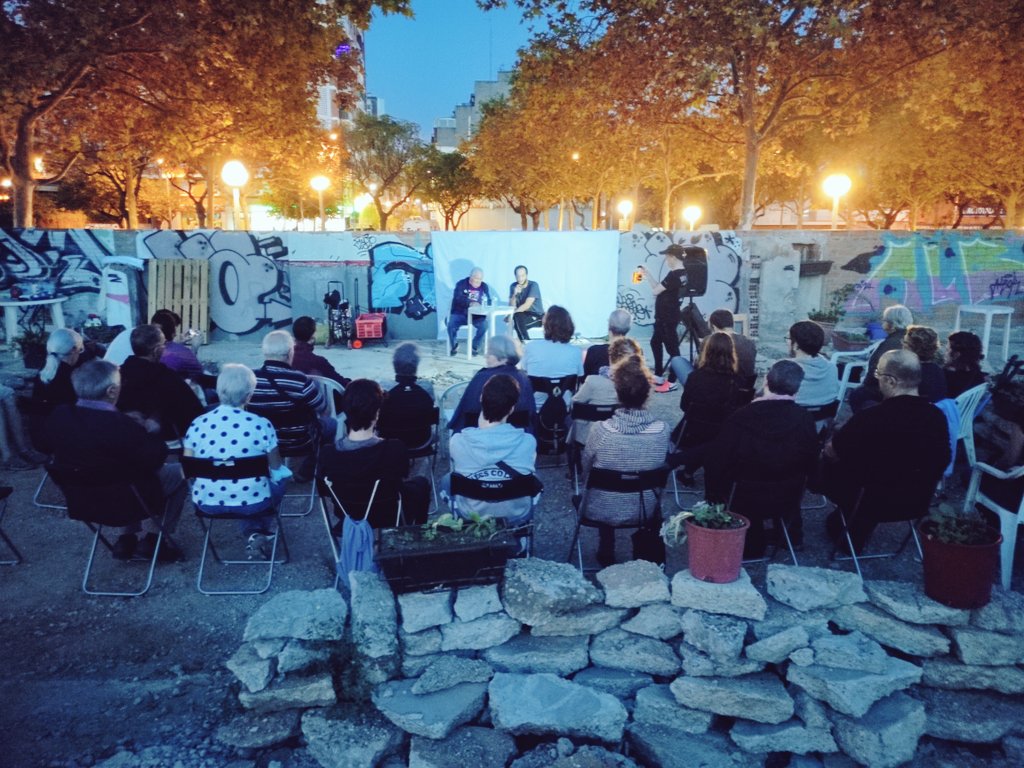 AE_LHospitalet's tweet photo. A la inauguració de l'@EPedroalvarez a #SantJosep #LHospitalet
Espai recuperat per les veïnes. Un espai desolador on les veïnes hi han posat el verd i la vida que fan tanta falta a la ciutat.
Espai de resistència, solidaritat, oasi.
#ProuEspeculació #ProuCiment
#LHverd #AltreLH https://t.co/xPQ43ZNKP2