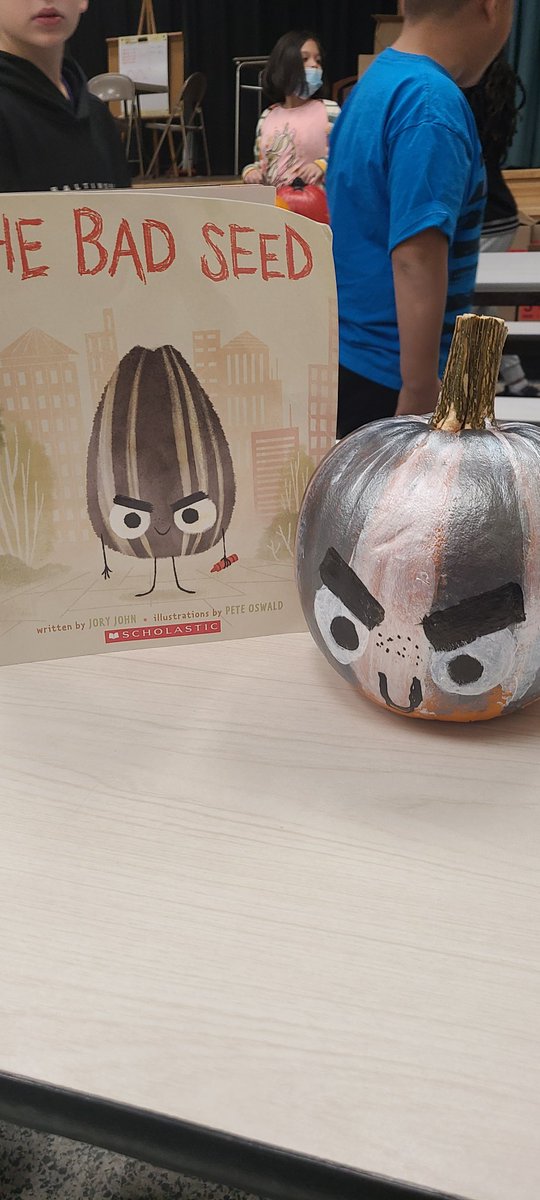 a_reid2's tweet photo. Third Grade pumpkin book projects. How cute are these? https://t.co/JNm6dDM4Ql