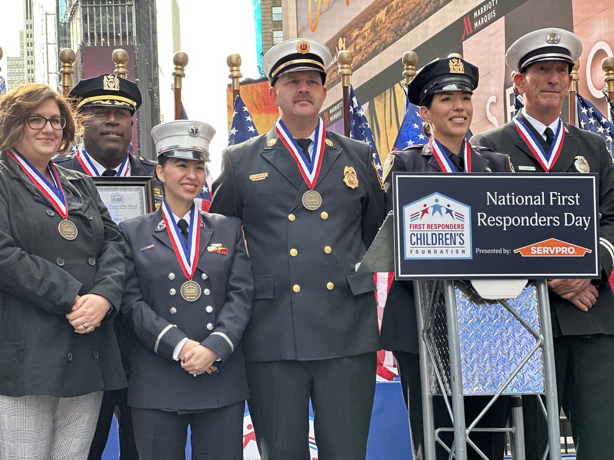 Have you thanked a first responder today? 🚨 This #NationalFirstRespndersDay we’re honoring all those who serve and protect our community! Thank you from #TimesSquare 👏