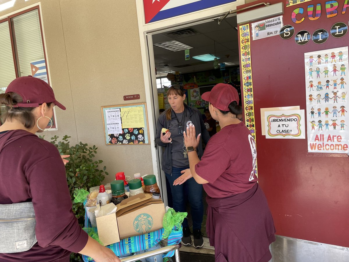 MtraRamosR's tweet photo. ¿Cafecito Lobo Style? 🐺 Gracias @Maestra_VRocha @Danya_BGlobal por las galletitas y cafecito 🥰 @BosLangAcademy @BostoniaHigh @langacadpta @CajonValleyUSD #somolobos #lobosunidos https://t.co/O3McAuwrT0