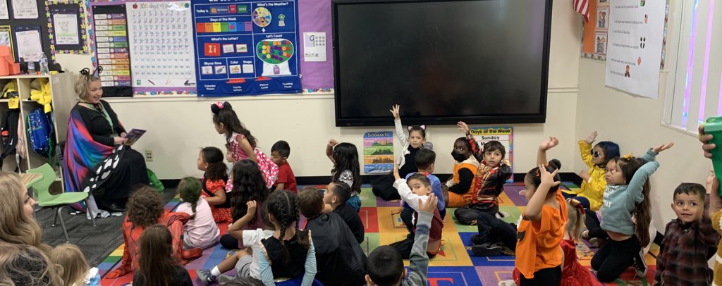 Story time at Florida Street Discovery Center! #TheTimeIsNow <a href="/C_BurgessFSDC/">Colette Burgess</a> @BanningSchool