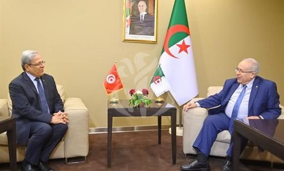 AYMENME_DR's tweet photo. Le ministre Ramtane #Lamamra s'est entretenu vendredi au (CIC) "Abdellatif Rahal" à Alger, avec le ministre tunisien Othman #Jerandi, en marge des travaux de la réunion du CESA au niveau ministériel, préparatoire du Sommet arabe dont les travaux débuteront le 1er novembre. https://t.co/qYSLhrgGud