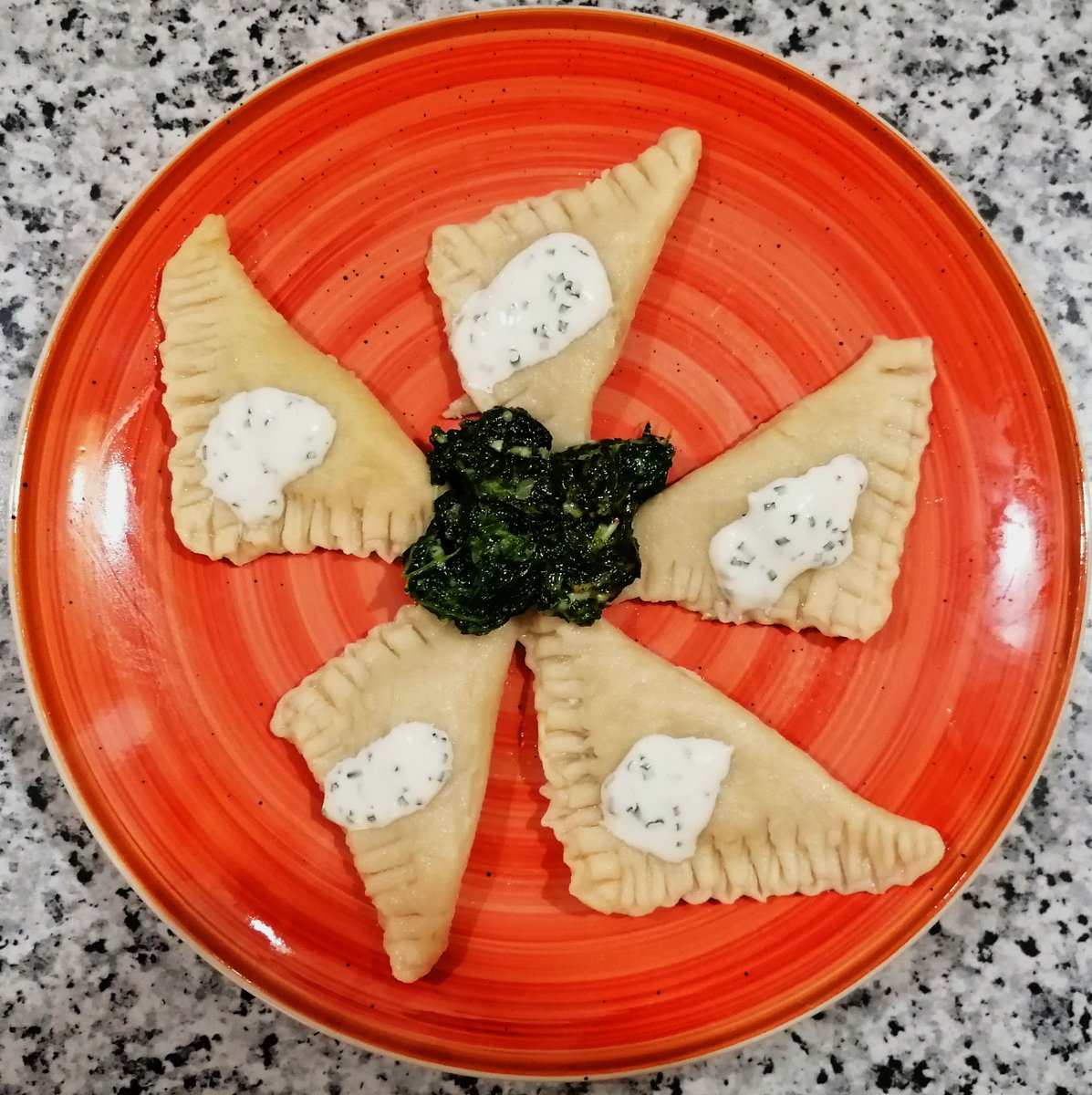MikeKocht's tweet photo. #Teigtascherl #Twooking mit fülle aus #Spinat und #Käse
Man muss ja nicht #Ravioli oder #Pirogi sagen
Meine sind aus #Topfenteig (#Quark)
Dazu Soße mit #Schnittlauch
Schmecken auch ohne Fleisch!
https://t.co/EsNJB8nQhS https://t.co/2ImK2rIXEl
