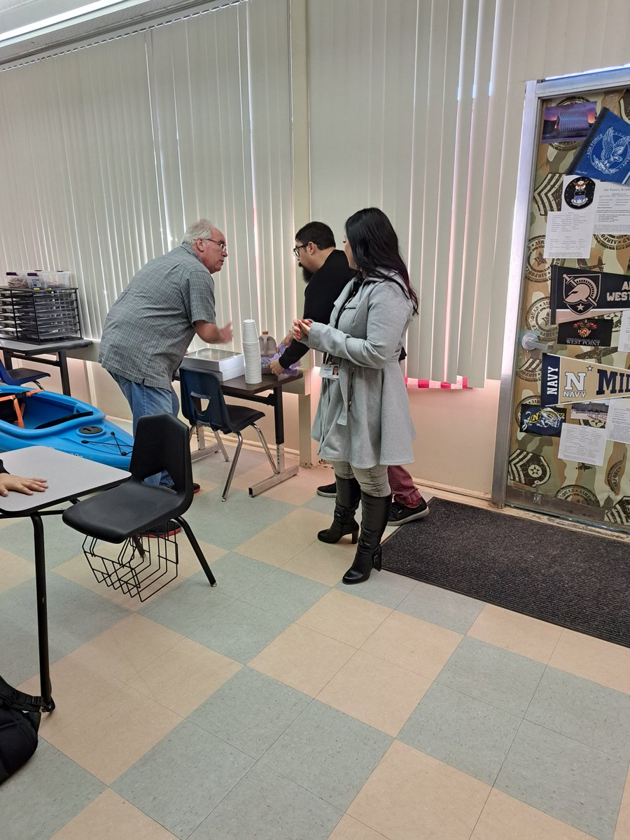 COA_middle's tweet photo. 🍩 Doughnuts delivery to College Door Contest winning classes: the best way to start Friday morning!😊🎉👏👏👏
@DrTanya_Kisel #coa_middle #coa_school #gcc_charters #gcc20yearsofimpact https://t.co/xaoRRgWYFK