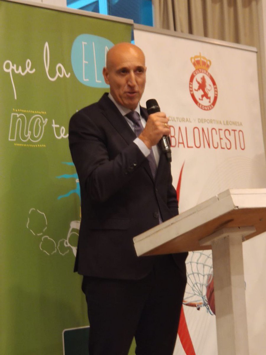 JADIEZLEON's tweet photo. Todo nuestro apoyo a Urbano González en su lucha contra la #ELA 

Con él compartimos una cena solidaria este jueves #leonesp https://t.co/qI8tzjqR7M