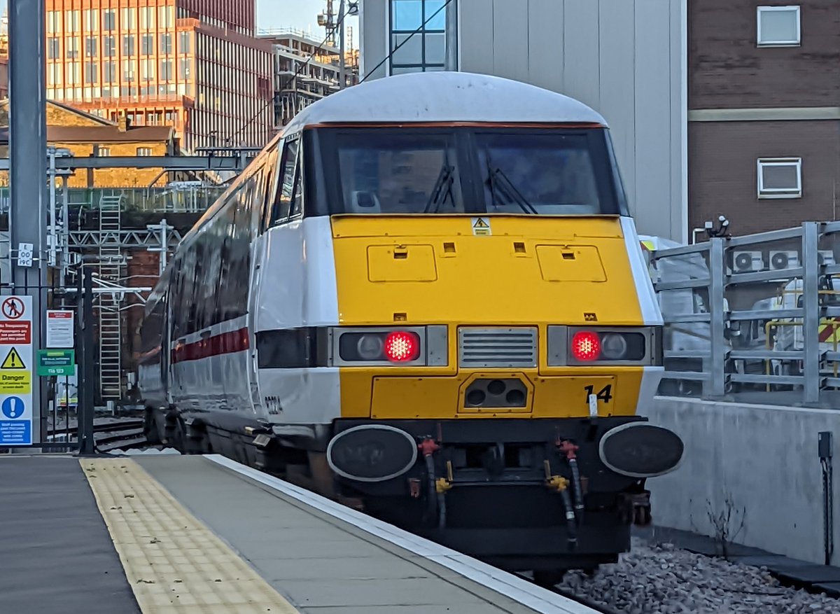 DownOnTheStour's tweet image. After some mighty PEP action I've come to the Cross to see two excellent things 👀

91111 hauling a full Oxblood rake &amp;amp; the legend that is @midland__london 😏

Quick hop to the Manor to see @Train_Pone as well 💪

#DispatchersOfTwitter #class91 #class171 #oxblood @225groupuk