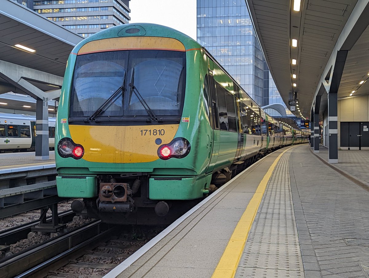 DownOnTheStour's tweet image. After some mighty PEP action I've come to the Cross to see two excellent things 👀

91111 hauling a full Oxblood rake &amp;amp; the legend that is @midland__london 😏

Quick hop to the Manor to see @Train_Pone as well 💪

#DispatchersOfTwitter #class91 #class171 #oxblood @225groupuk