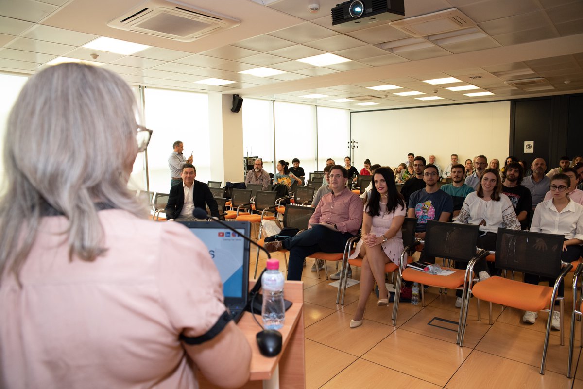 FiconFeval's tweet image. Como broche final antes de la clausura de #ForoFicón hemos podido asistir a la entrega de DIPLOMAS del Curso  PRÁCTICO DE SEGURIDAD DE  TRABAJOS EN ALTURA.
Enhorabuena a todos los participantes 👏. Gracias 😀
Feval Institución Ferial de Extremadura #Feval #DonBenito #construccion