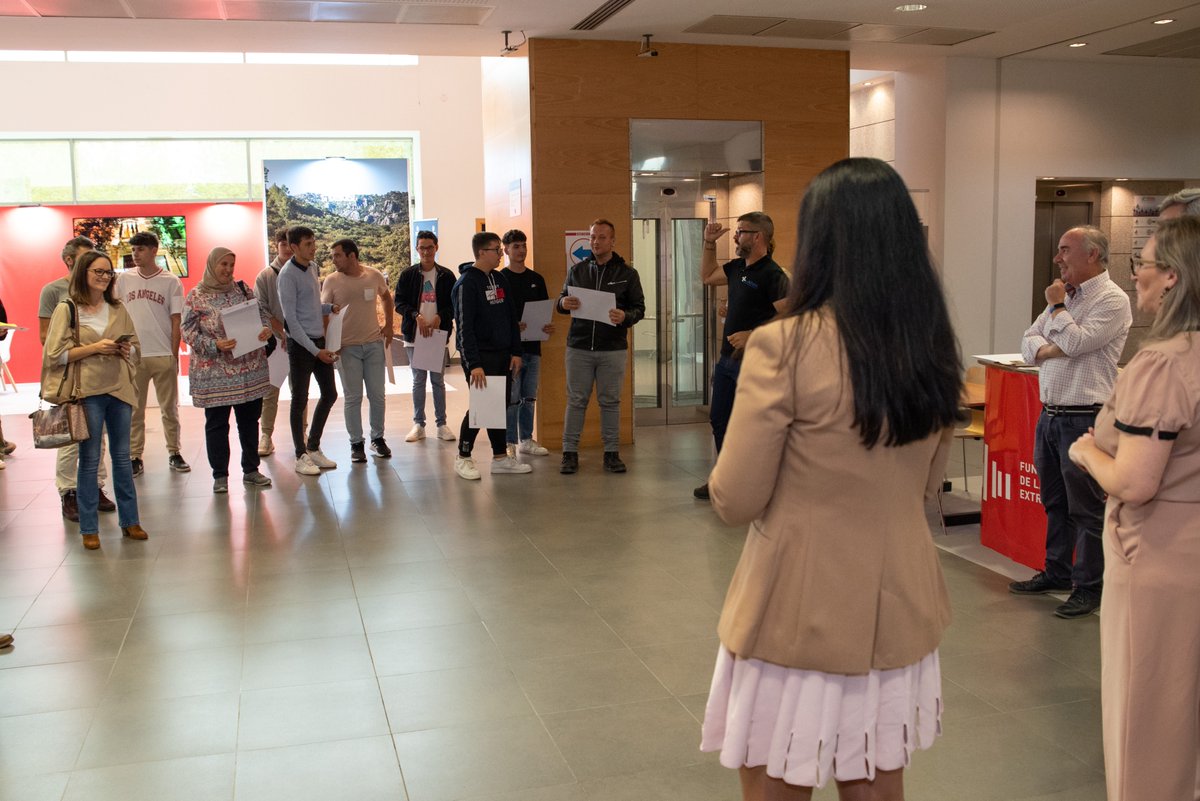 FiconFeval's tweet image. Como broche final antes de la clausura de #ForoFicón hemos podido asistir a la entrega de DIPLOMAS del Curso  PRÁCTICO DE SEGURIDAD DE  TRABAJOS EN ALTURA.
Enhorabuena a todos los participantes 👏. Gracias 😀
Feval Institución Ferial de Extremadura #Feval #DonBenito #construccion