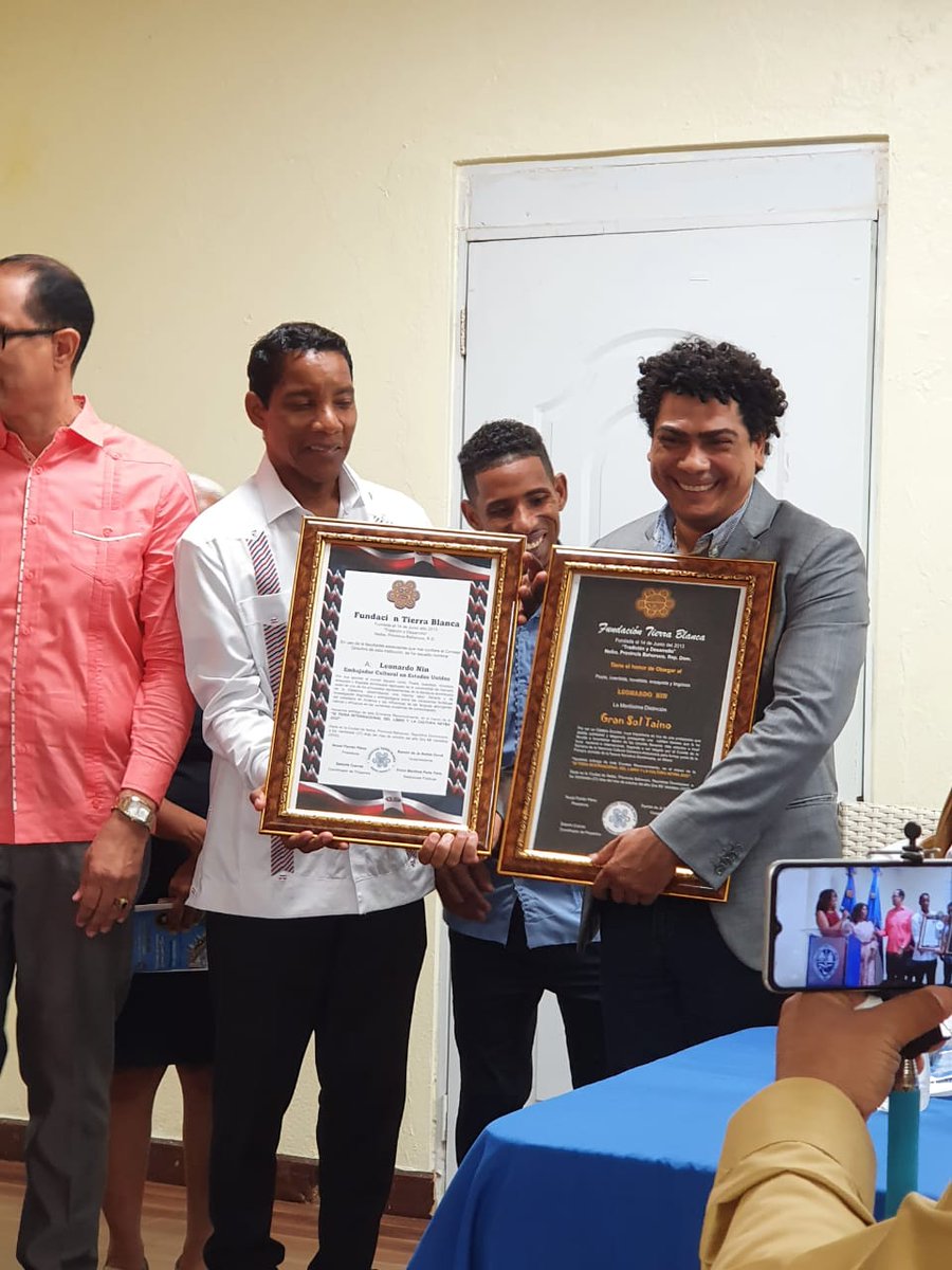 🔴 ¡Índole en República Dominicana!

Asistimos a la Feria del Libro de Neiba, dedicada a nuestro autor y amigo, <a href="/LeonardoNin/">Leonardo Nin</a>. «Poemas en blanco y negro», un clásico ya de la literatura de Nin, y otros títulos de autores salvadoreños estarán a disposición de los visitantes.