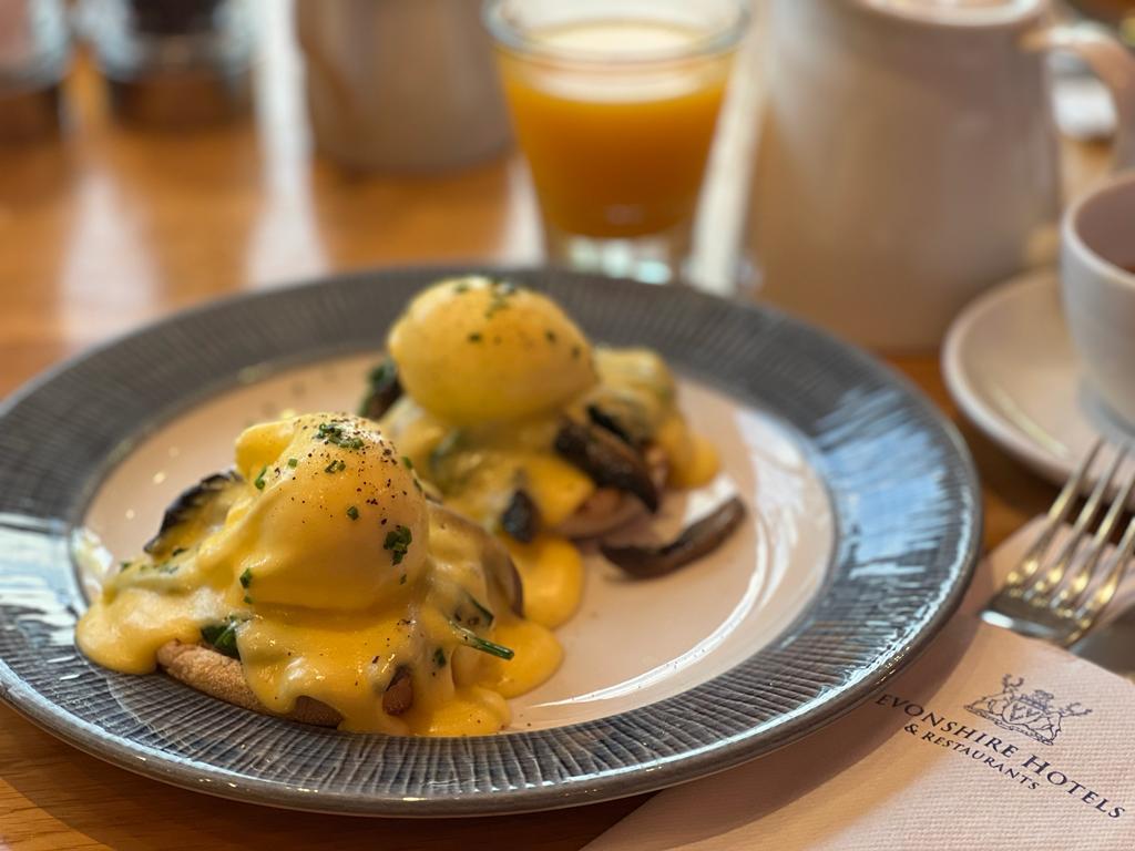 Breakfast: most important meal of the day? We think so. Eggs Forestière is a variation of Eggs Benedict, and my, it tastes good. loom.ly/JE60UhI #GreatInnsOfEngland