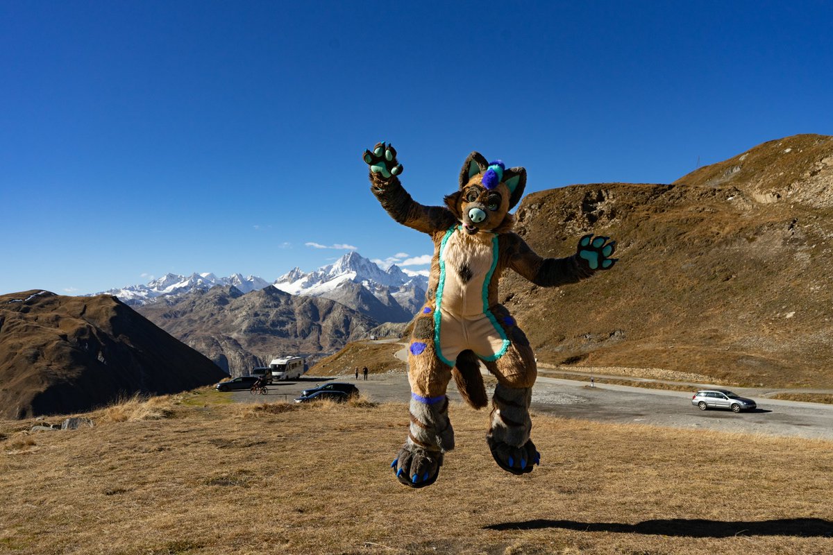 Jumping in to the weekend at #GLC12 be like

📷 : <a href="/FlyingPuma_/">FlyingPuma</a> 
🪡 : @fursuitparade 

#furry #fursuit #FursuitFriday #FursuitEveryday #hyena