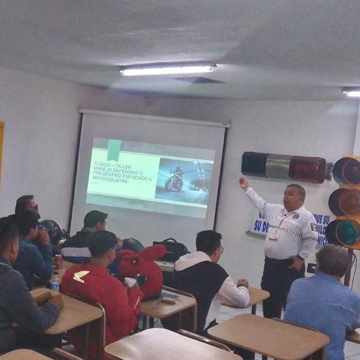 transitotorreon's tweet photo. #Capacitación 📖
Otorgamos conocimientos de #SeguridadVial, a la 12va Generación de motociclistas de resparto por aplicación en #Torreón, en las instalaciones de Parque de Educación Vial “Carlos de la Cueva”, en coordinación con el #ICATEC.
#VialidadTorreón #TorreonSiemprePuede https://t.co/JMC7oya9bc