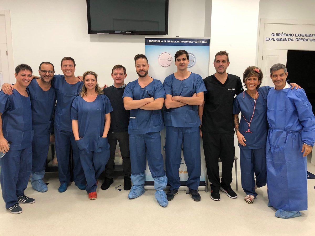 Equipazo 🥇 de profesorado para #artroscopia de #codo del TEACA de la #aea Ha sido un verdadero placer teneros a todos y coordinar de nuevo esta parte. <a href="/DrOJacobo1/">Dr. Oscar Jacobo</a> <a href="/GabetedelMonte/">Gabriel del Monte</a> <a href="/Gia_MD/">Gia Rodríguez</a> <a href="/drjaimealonso/">Dr. Jaime Alonso</a> <a href="/vcarratala/">Vicente Carratalá</a> @DraBascones <a href="/DrAlentornGeli/">Eduard Alentorn-Geli</a> CODO!!💪🏻<a href="/aeartroscopia/">AEA</a>