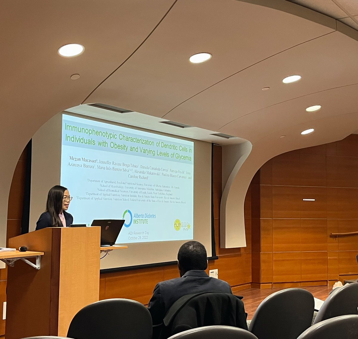 AlbertaDiabetes's tweet photo. Megan Macasaet, Undergrad from Richard Lab, is discussing immunophenotypic characterization of dendritic cells in individuals with obestity and varied glycemia #ADIResearchDay2022 #ADITrainees @jennefferbt https://t.co/RVjPKuDsd2
