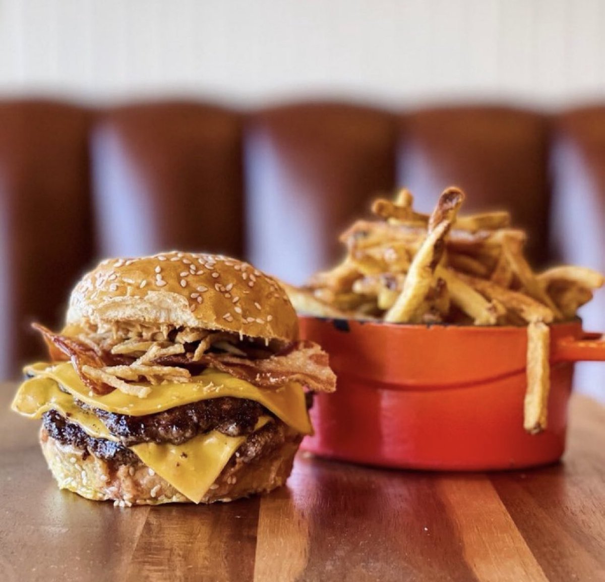 Happy weekend!
Treat yourself to one of our most delicious Smokey Gee burger! Fried onions, bacon, and a slather of that smoky green sauce.
Order today!
#GeeBurgerNow