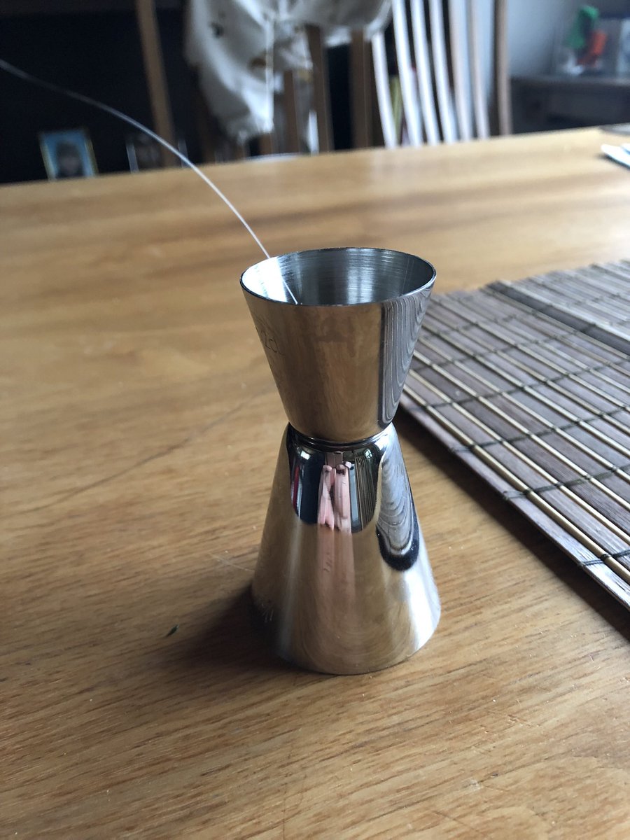 Instan toistaiseksi ainoa kiinnostava sisustukseen liittyvä vinkki: irronneiden kissanviiksien kerääminen minivaasiin. Sellaista ei ollut, mutta mielestäni tämä toimii yhtä hyvin. #kissanviikset