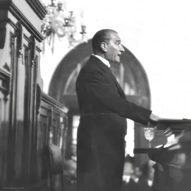 "Biz doğrudan doğruya milliyetperveriz ve Türk milletçisiyiz. Cumhuriyetimizin mesnedi Türk câmiasıdır. Bu camianın efrâdı, ne kadar Türk harsıyla meşbû (dolu, dopdolu) olursa, o câmiaya istinad eden cumhûriyet de o kadar kuvvetli olur."

—Mustafa Kemal Atatürk