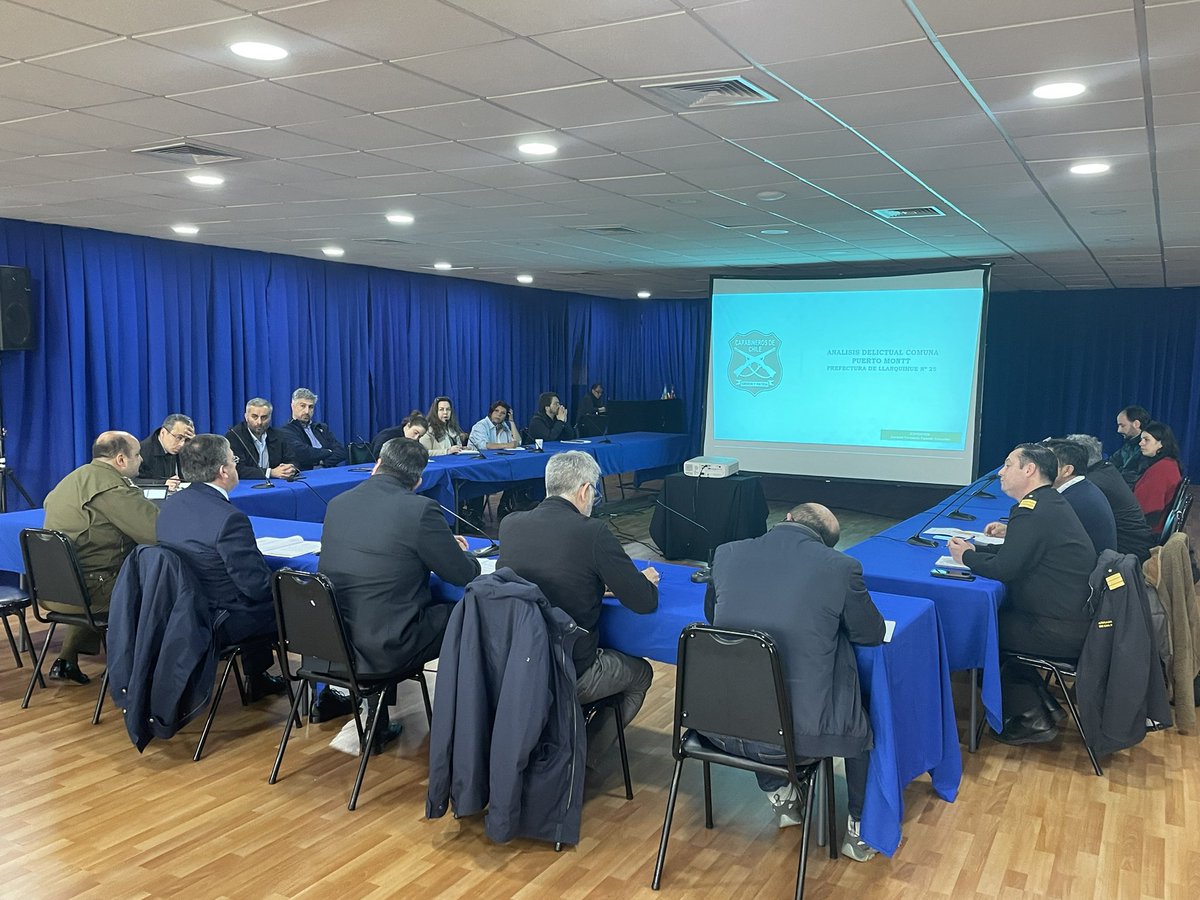 GervoyAlcalde's tweet photo. ➡️ Hoy se efectuó un nuevo Consejo comunal #SeguridadPública -presencial- con autoridades del área, donde la exposición estuvo a cargo de Carabineros, con un panorama completo de la situación delictual.
Seguimos trabajando con esta instancia de coordinación para la seguridad. https://t.co/MPoCSpV1vb