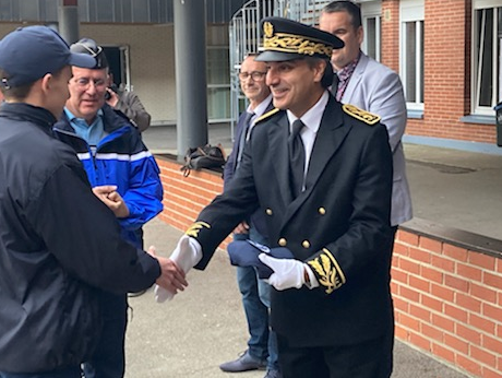 Prefet62's tweet photo. #SNU
Frédéric Sampson, sous-préfet de #MontreuilSurMer, a présidé ce jour au lycée professionnel de #Fruges, aux côtés de @PhilippeFait22 et du Lieutenant-Colonel Lionel Hechard, la cérémonie de clôture de la mission d'intérêt général du SNU de 40 cadets de la gendarmerie. https://t.co/YNdPu0XPdl