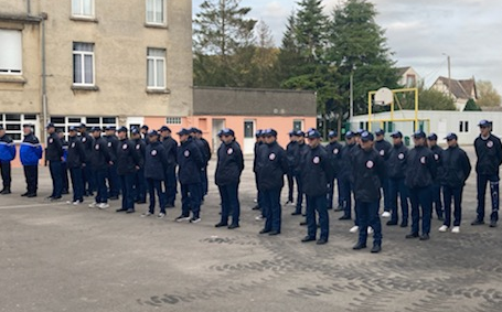 Prefet62's tweet photo. #SNU
Frédéric Sampson, sous-préfet de #MontreuilSurMer, a présidé ce jour au lycée professionnel de #Fruges, aux côtés de @PhilippeFait22 et du Lieutenant-Colonel Lionel Hechard, la cérémonie de clôture de la mission d'intérêt général du SNU de 40 cadets de la gendarmerie. https://t.co/YNdPu0XPdl