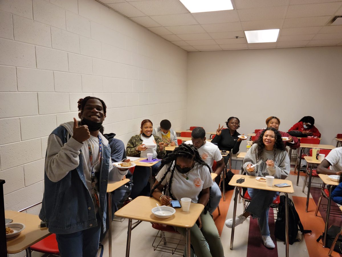 ClaflinHumanit1's tweet photo. Dr. @AKeyPhD's class had an immersive eating experience today for their #africanamericanheritage #food unit in the Department of #CUHumanities, as Dr. Brooks-Key brought #jambalaya and #beanpie for the entire class! #hbcu #hbcubuzz #hbcutimes #CU #claflin #claflinuniversity #AAAS https://t.co/BgESci4H8V