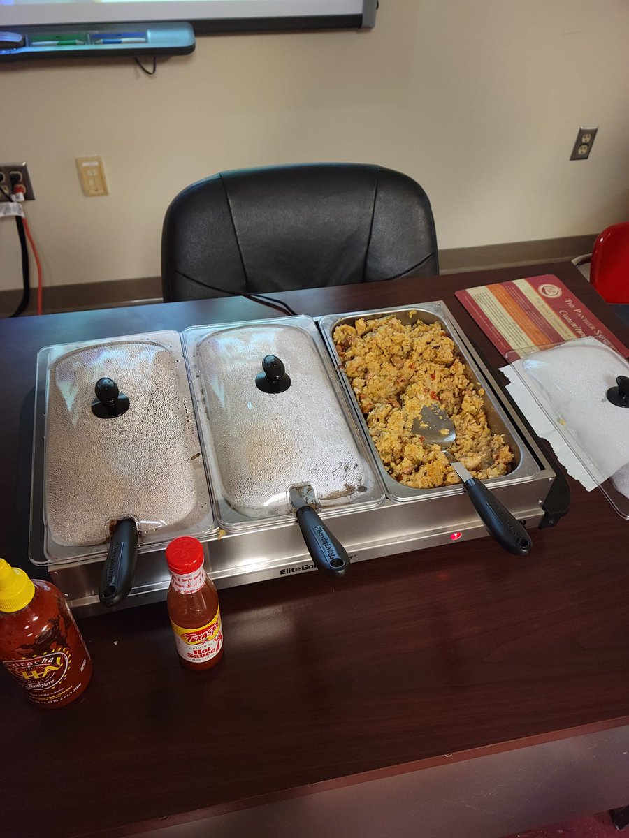 ClaflinHumanit1's tweet photo. Dr. @AKeyPhD's class had an immersive eating experience today for their #africanamericanheritage #food unit in the Department of #CUHumanities, as Dr. Brooks-Key brought #jambalaya and #beanpie for the entire class! #hbcu #hbcubuzz #hbcutimes #CU #claflin #claflinuniversity #AAAS https://t.co/BgESci4H8V