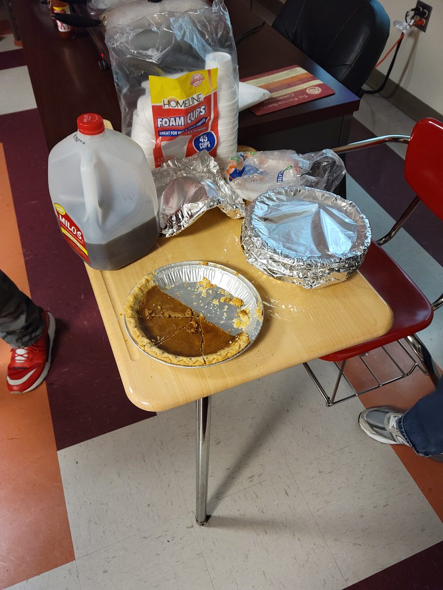 ClaflinHumanit1's tweet photo. Dr. @AKeyPhD's class had an immersive eating experience today for their #africanamericanheritage #food unit in the Department of #CUHumanities, as Dr. Brooks-Key brought #jambalaya and #beanpie for the entire class! #hbcu #hbcubuzz #hbcutimes #CU #claflin #claflinuniversity #AAAS https://t.co/BgESci4H8V