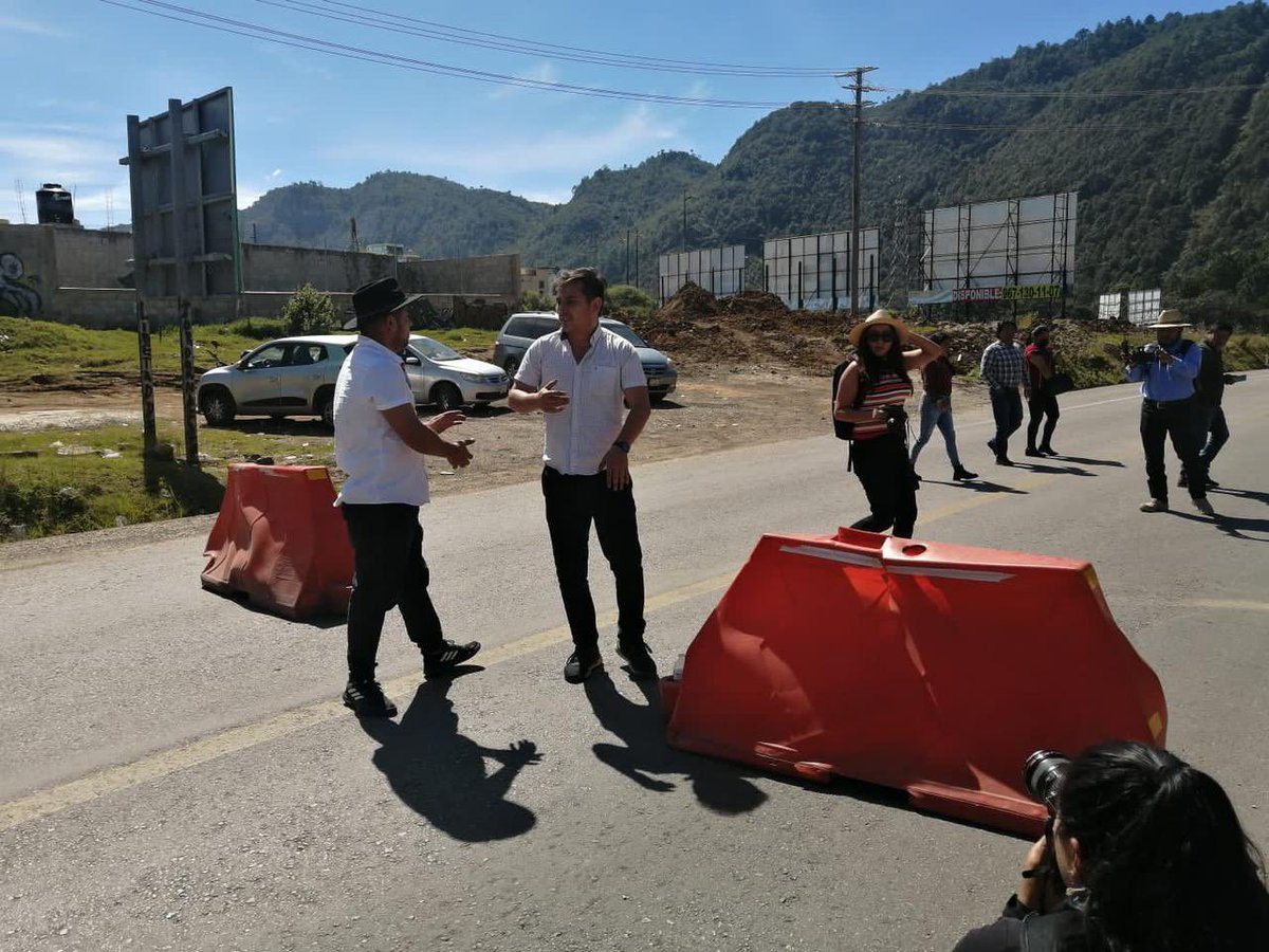GabyCoutino's tweet photo. Cumple un año asesinato en #SanCristóbal #Chiapas del comunicador #FredyLópezArévalo. Su familia, en otro intento por exigir a las autoridades se esclarezca el hecho, intentan bloquear km 46 de autopista a #ChiapaDeCorzo, cancelan cuando camioneta con encapuchados se abre paso https://t.co/5EbO7X5kbj
