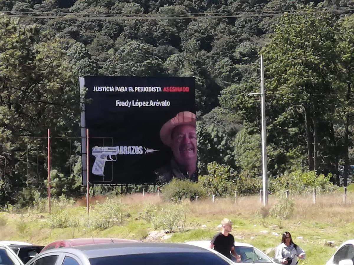 GabyCoutino's tweet photo. Cumple un año asesinato en #SanCristóbal #Chiapas del comunicador #FredyLópezArévalo. Su familia, en otro intento por exigir a las autoridades se esclarezca el hecho, intentan bloquear km 46 de autopista a #ChiapaDeCorzo, cancelan cuando camioneta con encapuchados se abre paso https://t.co/5EbO7X5kbj
