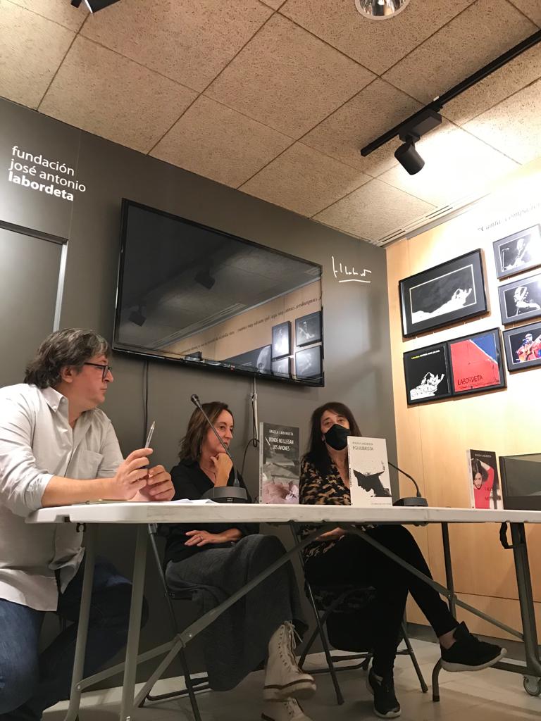 Ayer en la presentación de mi último libro, Donde no llegan los aviones con <a href="/antoine_ibanez/">Antonio Ibáñez</a> y #MarinaHeredia
"Ayer vi morir una gaviota y un niño de no más de seis años la acarició y le susurró el nombre de todos nuestros pecados"