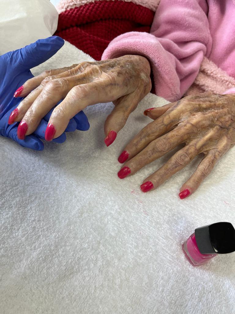 15_bthft's tweet photo. #FeelGoodFriday on Ward 15 today. HCA Charlene spent extra time and gave one of the patients some pampering #PatientExperience #KindnessMatters @BthftPatientEx @zanab51970843 @raz_bashir @jostedman2 https://t.co/a1M8IkcSsN