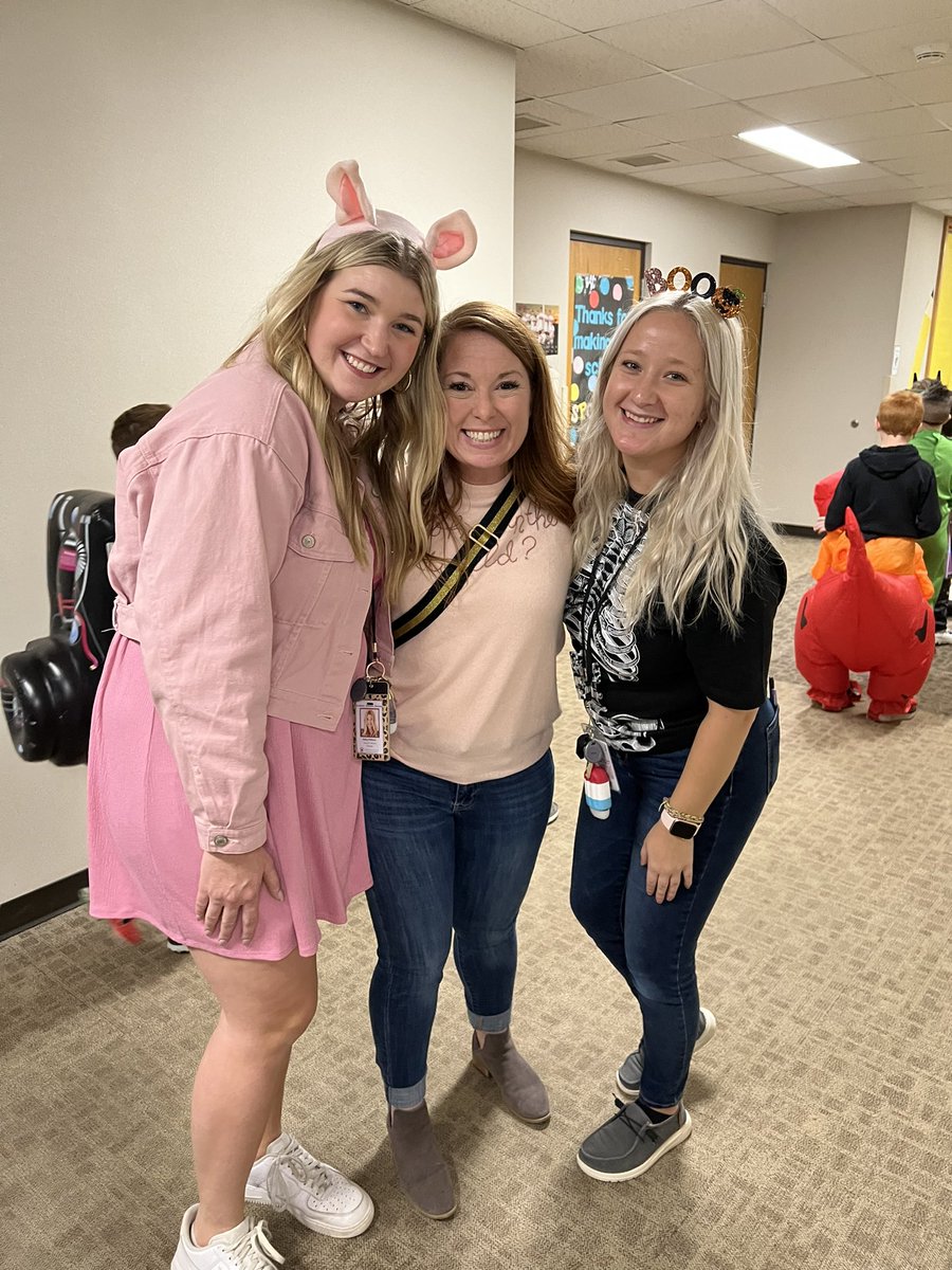 ProfATodd's tweet image. Just me &amp;amp; a few fully employed FSOE teachers 🤩💙🤩 #TeacherByTrine #neveradoubt