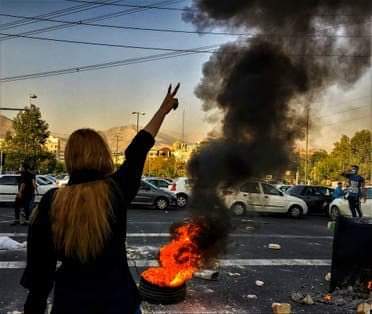 مدن وشوارع #إيران تلتهب يوميا بالمظاهرات، وحرق صور خامنئي وقيادات الحرس الثوري، والكل يهتف بموت نظام الملالي وكهنة العمائم.
والنظام الإيراني يحاول ايقاف ثورة الشعب عن طريق القتل والعنف.
ومنظمات إيرانية حقوقية تكشف: مقتل 253 متظاهرا بينهم 34 طفلاً.