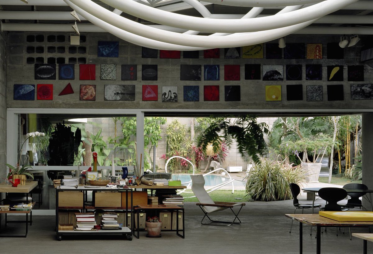 maigosia's tweet photo. tomie ohtake’s house, designed by ruy ohtake in são paulo, brazil (1968) 

designed in the ‘60s by ohtake’s eldest son. the brutalist structure offers an intimate glimpse into some of the artist’s more personal, monastic spaces […] reflecting her simple way of living. https://t.co/HU5Un5jhaG