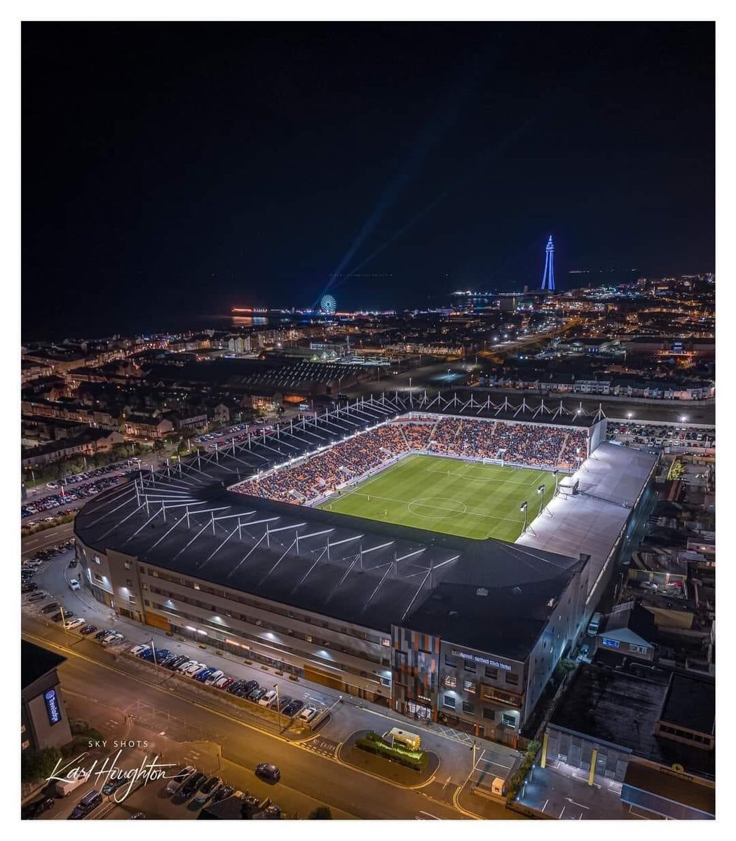 mrchrishull's tweet photo. Pls DM me if you know a parent &amp; child in Blackpool who may be momentarily struggling &amp; might like a couple of tickets to one of the Seasiders forthcoming home games against Luton Town or Middlesbrough courtesy of our #TangerineFamily @TristanDreamT. 🟠⚪️⚽️

📸 @karlhoughton82 👏 https://t.co/KiYKHXIaEu