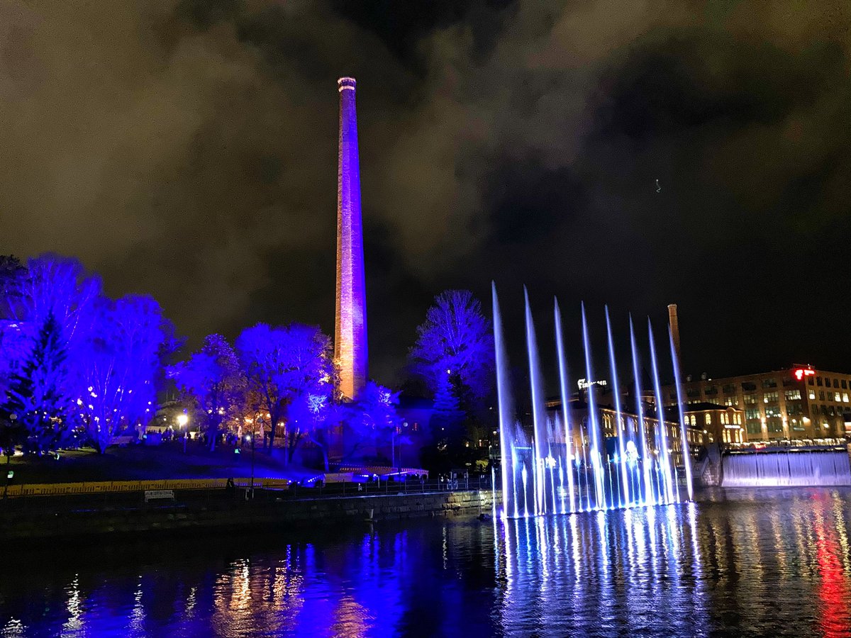 KirsiKaivonen's tweet photo. Koskettavan hieno avaus Tampereen Valoviikoille 🖤 

#TanssivatVedet #DancingWaters #Tampere #Valoviikot https://t.co/EmEDdnSStL