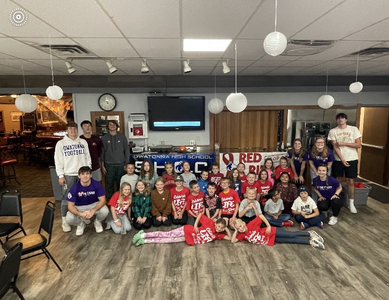 huskiesfootball's tweet photo. Good bunch of kids enjoying time with, and serving as positive role models for, a good bunch of kids! Proud of them!!#StudentsHelpingOthersChoose
#RedRibbonWeek https://t.co/jqLNdJKtbh