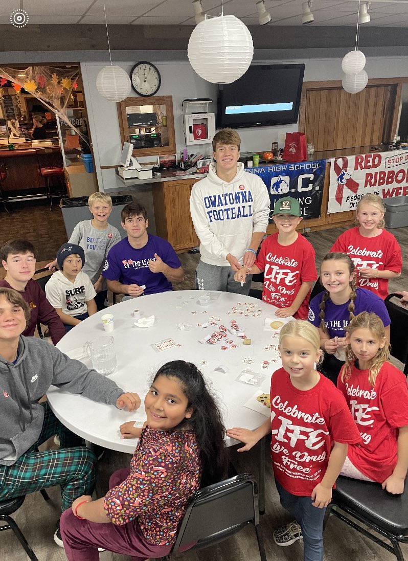 huskiesfootball's tweet photo. Good bunch of kids enjoying time with, and serving as positive role models for, a good bunch of kids! Proud of them!!#StudentsHelpingOthersChoose
#RedRibbonWeek https://t.co/jqLNdJKtbh