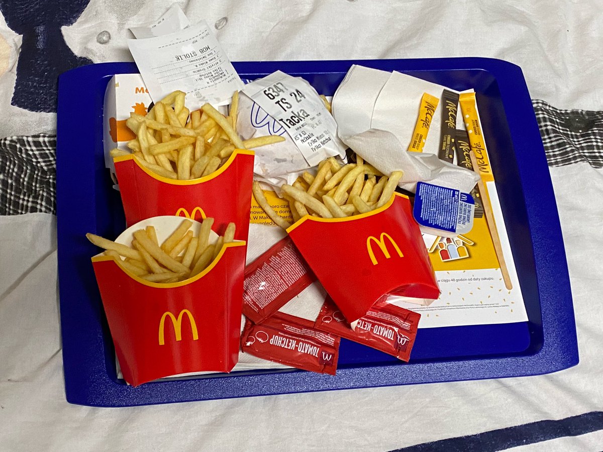 calliyoo's tweet photo. ojciec przyniósł do domu jedzenie na tacce z mc, tracę powoli siły https://t.co/eiTWG4HLb5
