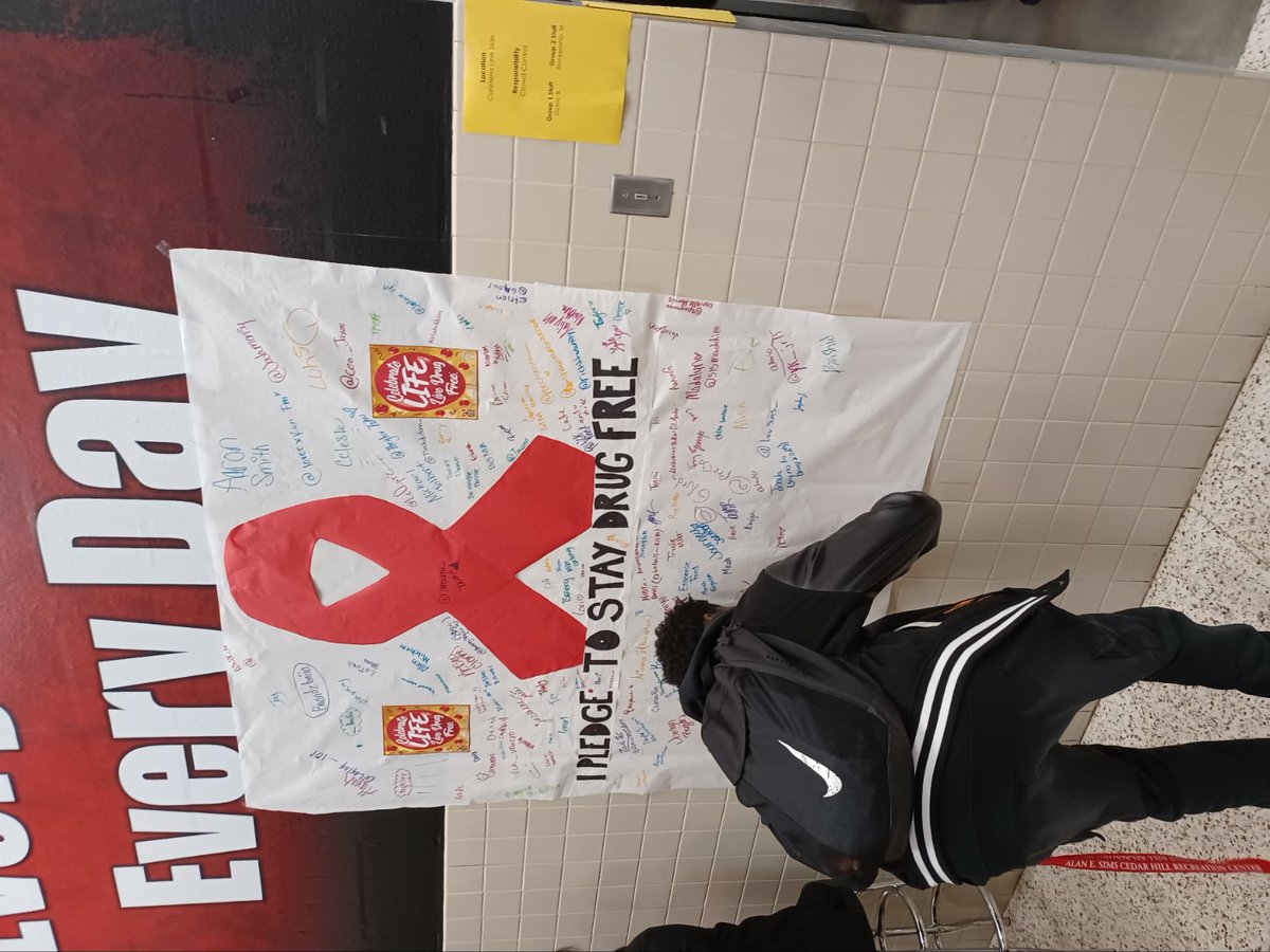 CHHS Scholars pledging to be drug free! #celebratelifelivedrugfree <a href="/Cojackson78/">Dr. Courtney Jackson</a> <a href="/cedarhillisd/">Cedar Hill ISD</a> <a href="/GEARUPCHISD/">GEAR UP CHISD</a> <a href="/WhittShay/">Shay Whitt</a> @MoMercyCnslr
