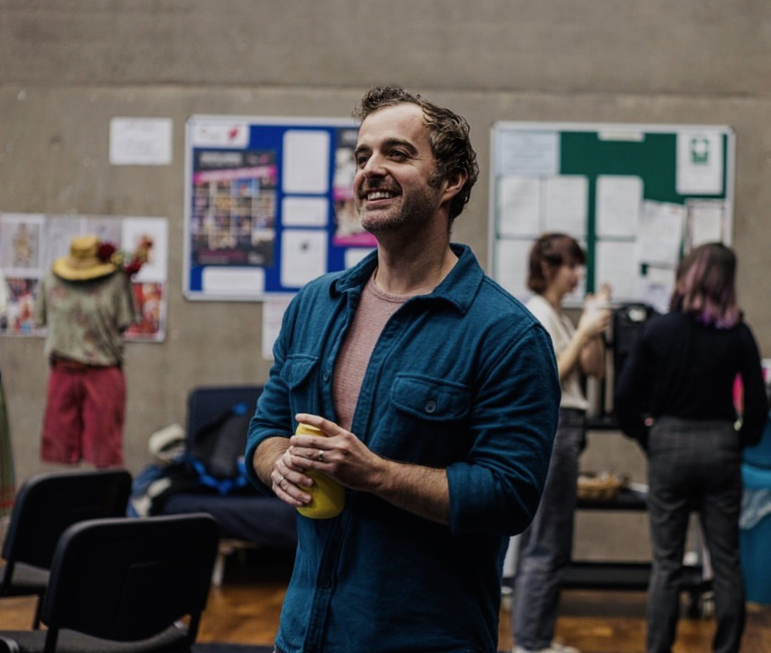 Cheeky pic of me meeting the incredible team putting on #thesnowqueen @LyricBelfast … it takes a village, and what a village we have! 💙❄️💙❄️💙❄️💙❄️💙