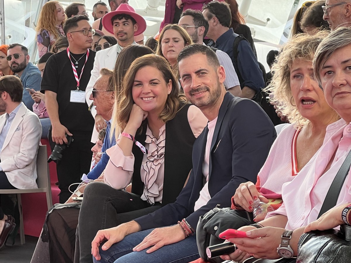 kayaya19's tweet photo. Todo al rosa! @clecff @miquel_suay ha consolidado este magnífico festival de moda en Valencia. Solidaridad con Ucrania, diseñadores noveles, danza, diversidad, generosidad y estupendo ambiente 
Gracias Miquel por creer en la moda valenciana y en la juventud 🫶🏻 https://t.co/KJKO958We3