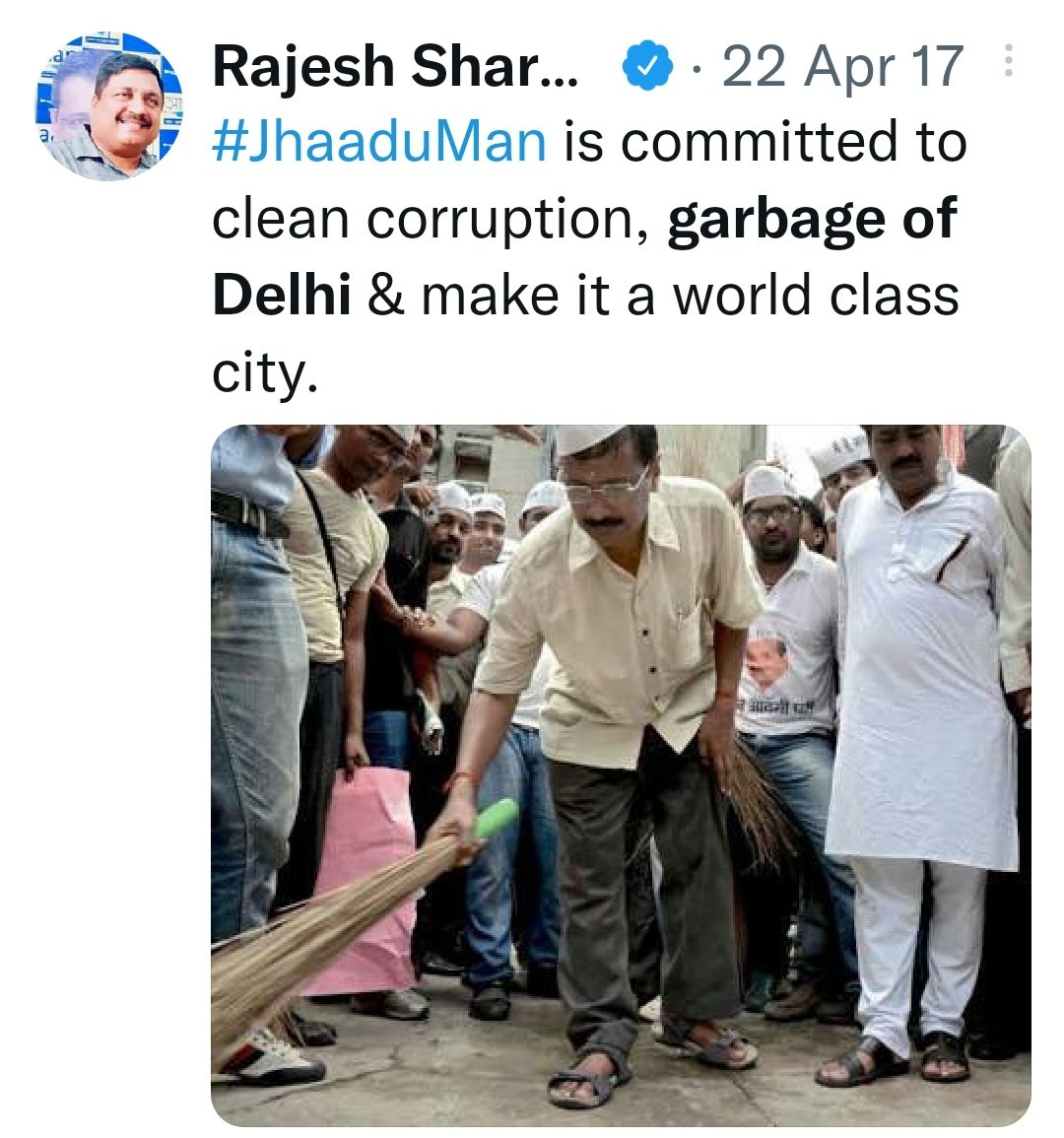 DrVijayTiwariJi's tweet photo. @PMOIndia
@HMOIndia

#LocalGuardian
#LGDelhiShouldResign
for not being able to get the #GarbageOfDelhi cleared despite receiving complaints from every nook &amp; corner or ..

@LtGovDelhi will be solely responsible for the loss of @BJP4India in #MCDElections 

#Security #CyberNews https://t.co/v6emwmQjpe