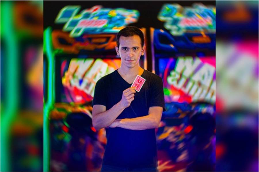 Conoce más de la vida de este genial y talentoso mago mexicano, al que las cartas y el ilusionismo le hicieron merecedor de esta asombrosa cifra de seguidores ¿Y tú qué esperas para seguirlo? <a href="/palomaresmagic/">Roberto Palomares</a>  - Infórmate más en: bit.ly/3fk4baM